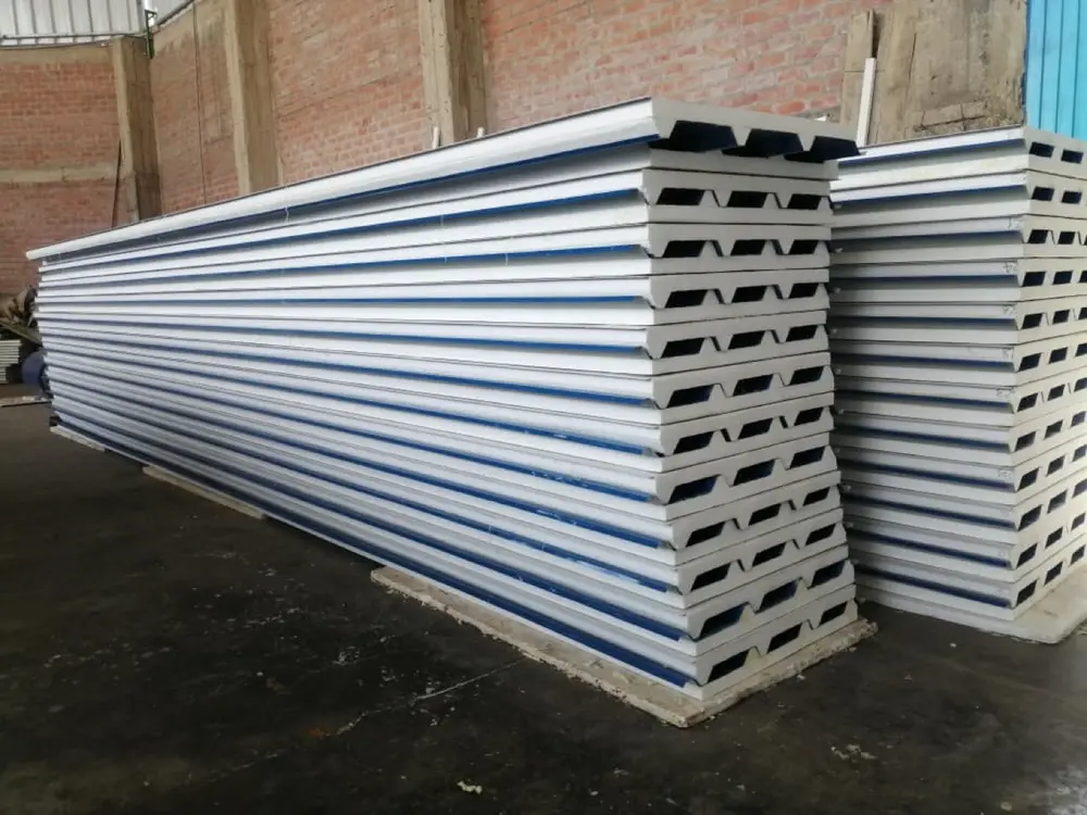 Producción en planta: paneles sándwich apilados por lote